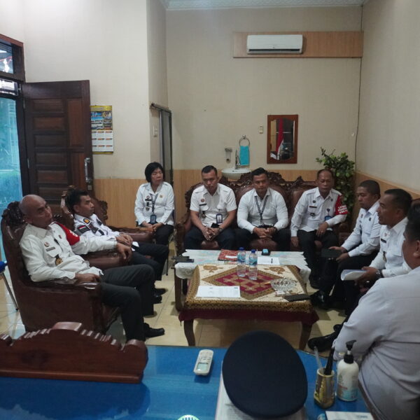 TEBAR BENIH LELE DI RUTAN SAMBAS, KAKANWIL DITJENPAS KALBAR PERKUAT PROGRAM KETAHANAN PANGAN