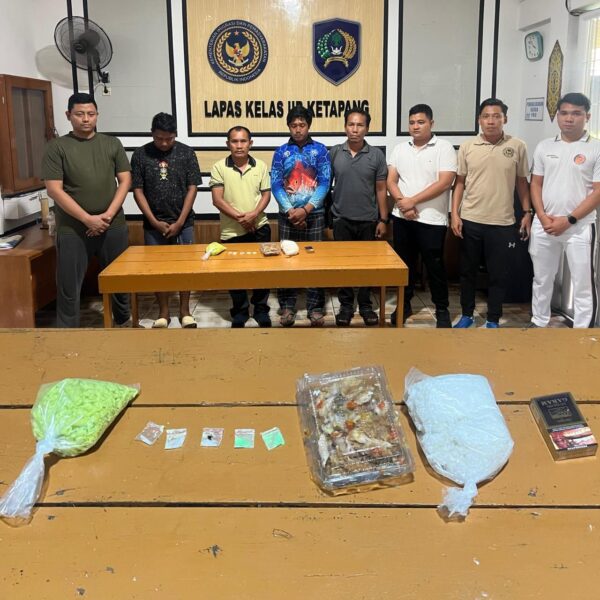 PETUGAS LAPAS KELAS IIB KETAPANG KANTOR WILAYAH DIREKTORAT JENDERAL PEMASYARAKATAN KEMBALI MENUNJUKKAN KOMITMENNYA DALAM MEMBERANTAS PEREDARAN NARKOTIKA DI LINGKUNGAN PEMASYARAKATAN DENGAN BERHASIL MENGGAGALKAN UPAYA PENYELUNDUPAN BARANG TERLARANG YANG DIBAWA OLEH SEORANG PENGUNJUNG MELALUI LAYANAN PENITIPAN BARANG