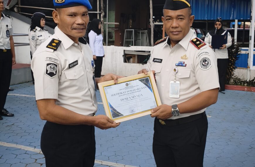 Kanwil Ditjenpas Kalbar Berikan Penghargaan Pegawai Teladan Triwulan II, Apresiasi Dedikasi…
